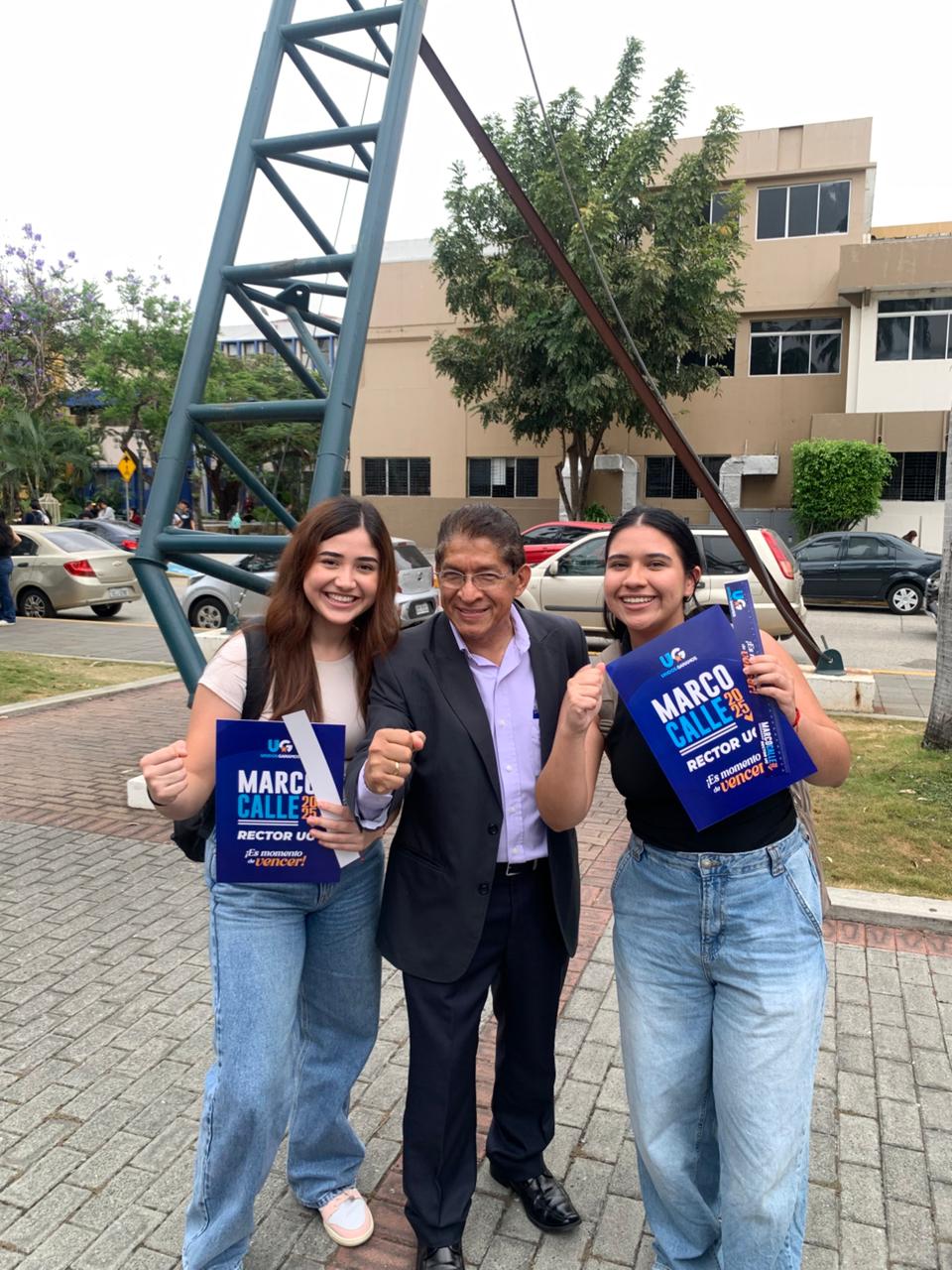 Dr. Marco Calle compartiendo con estudiantes