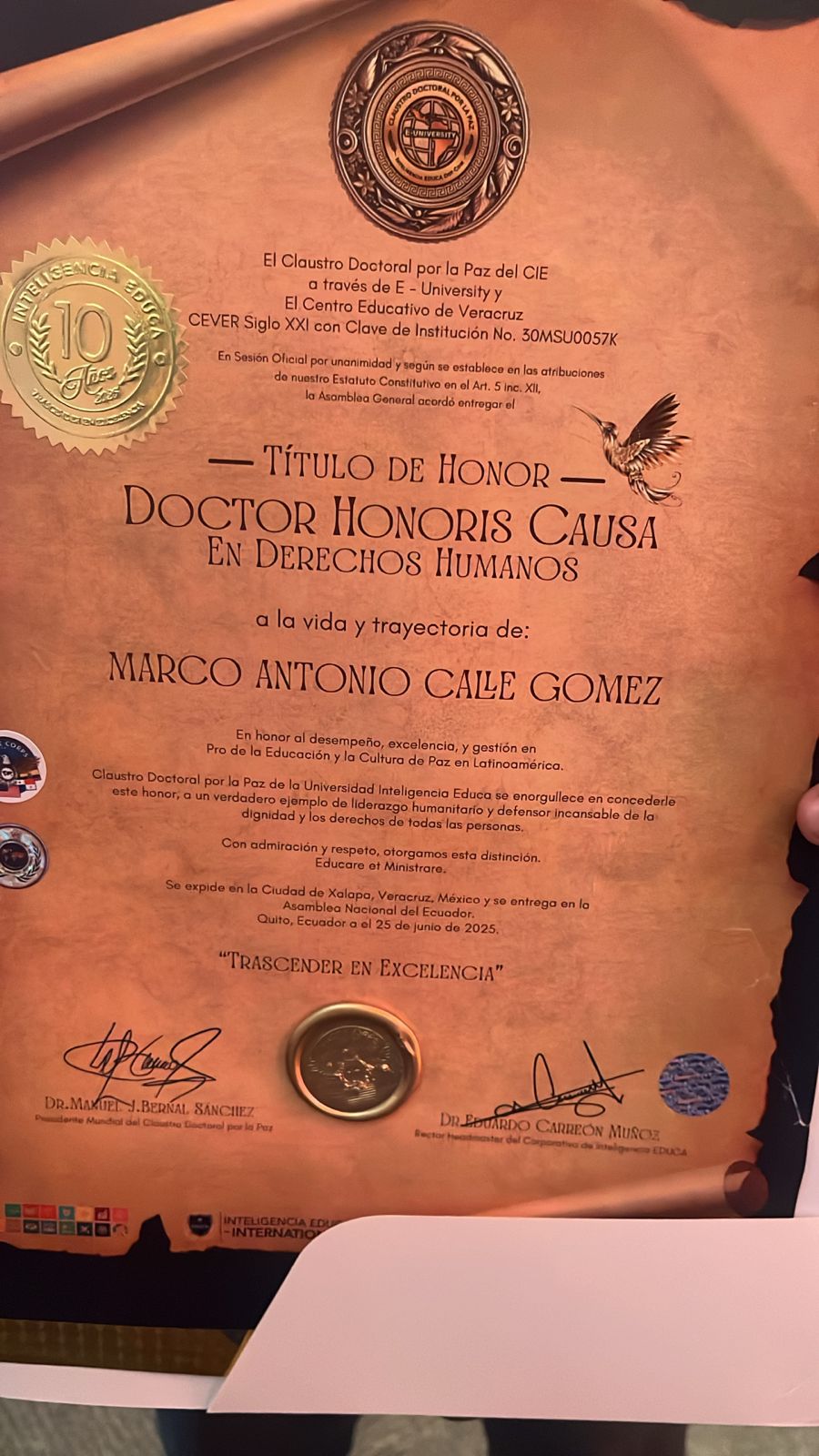 Dr. Calle recibiendo honoris causa