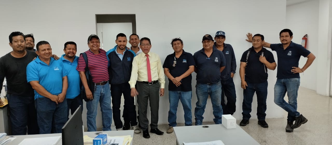 Dr. Calle en participación activa con los trabajadores